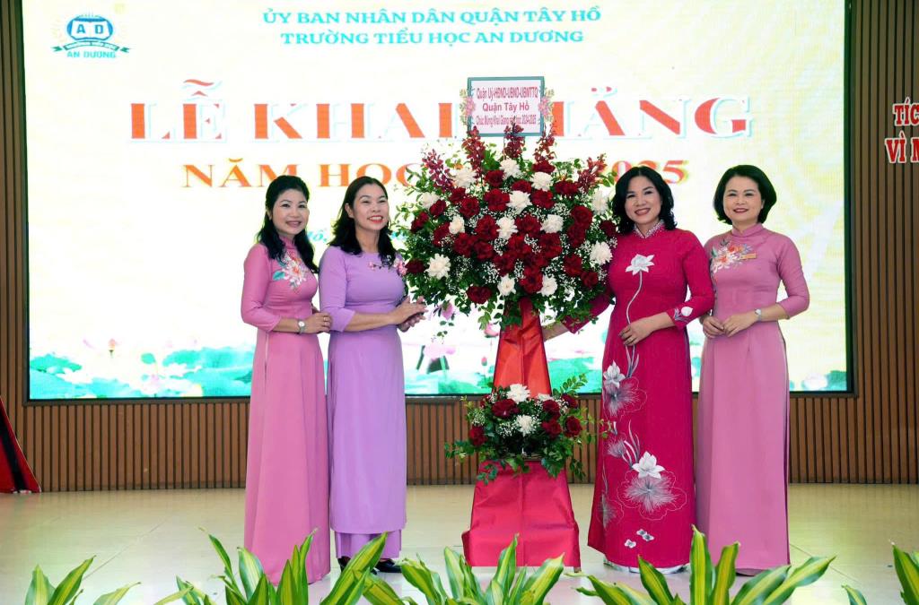 Đồng Chí Nguyễn Thị Đảo - Phó Trưởng ban Dân vận Quận tặng hoa chúc mừng Lễ khai giảng năm học 2024 - 2025 tại Trường Tiểu học An Dương